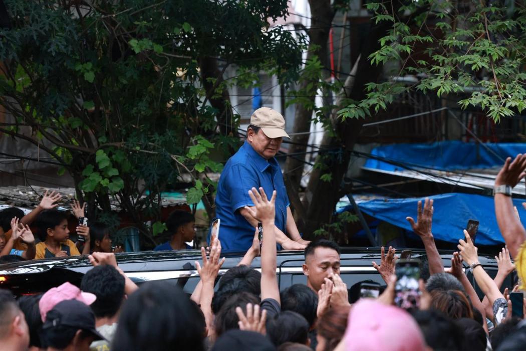 Warga Bantaran Rel Senen Terharu Dikunjungi Prabowo: Baru Kali Ini Presiden Datang