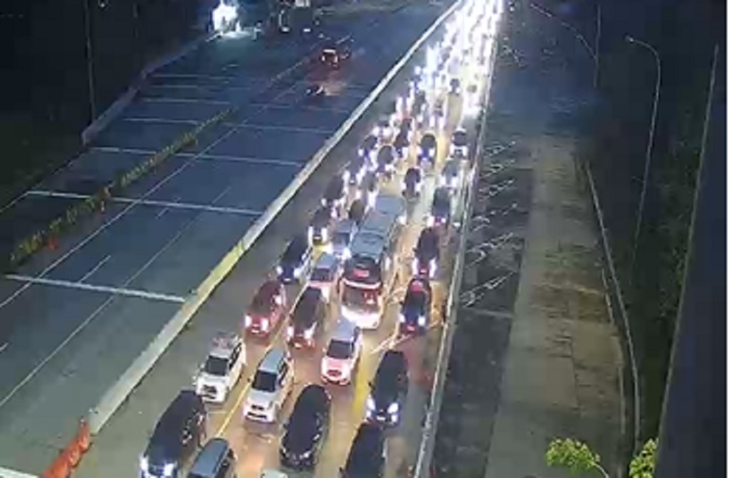 Lalin Tol Cipali Arah Jakarta Macet, Banyak Kendaraan Berhenti di Bahu Jalan