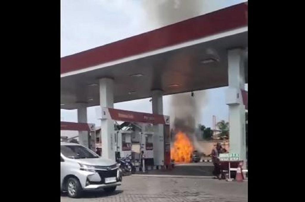 Detik-Detik Mobil Terbakar di SPBU Jember, Diduga Korsleting Listrik usai Isi BBM