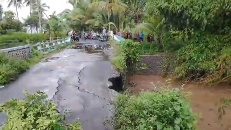 Hujan Deras, 2 Jembatan di Bondowoso Retak dan Ambles 