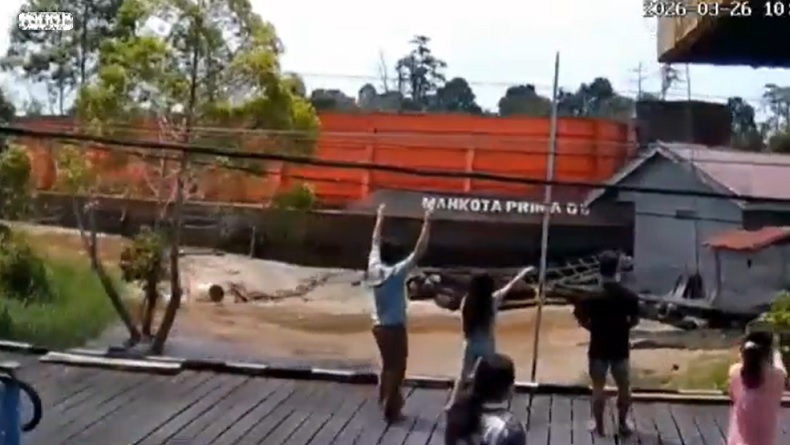 Mengerikan! Detik-Detik Tongkang Tabrak Rumah di Sungai Mahakam Terekam CCTV, Warga Histeris