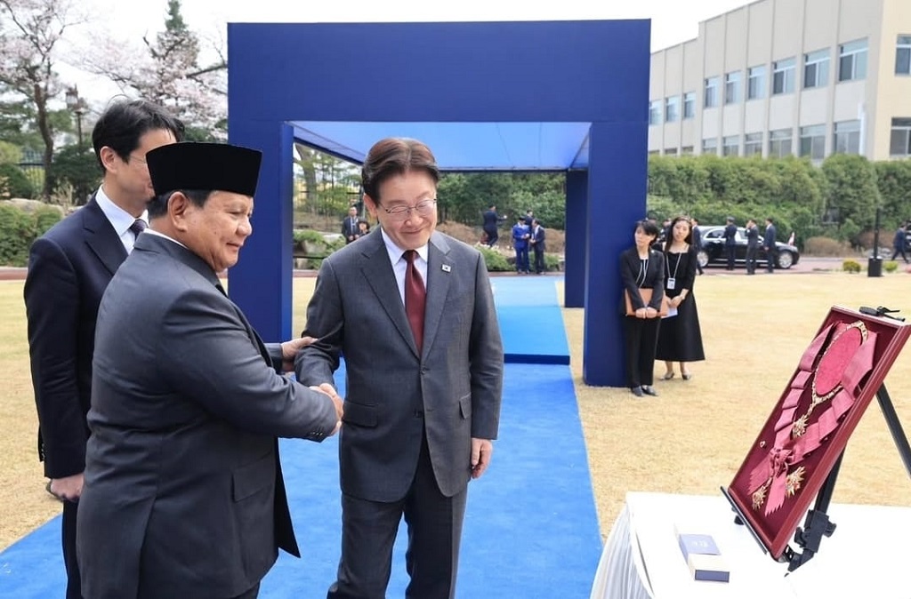 Prabowo Terima Penghargaan Tertinggi The Grand Order of Mugunghwa dari Presiden Korsel