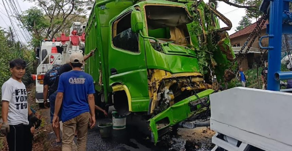 Kecelakaan Maut 2 Truk Adu Banteng di Cianjur, 1 Tewas 1 Luka