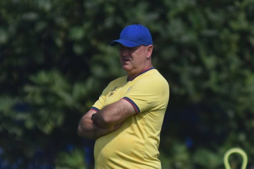 Laga Berat Menanti Persib, Bojan Hodak Waspadai Ancaman Semen Padang di Zona Degradasi