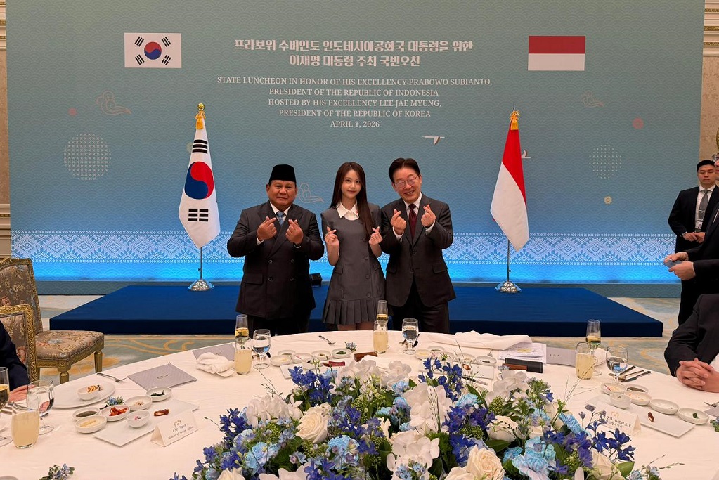 Momen Prabowo Bertemu Carmen Hearts2Hearts di Korsel, Kompak Pose Finger Heart