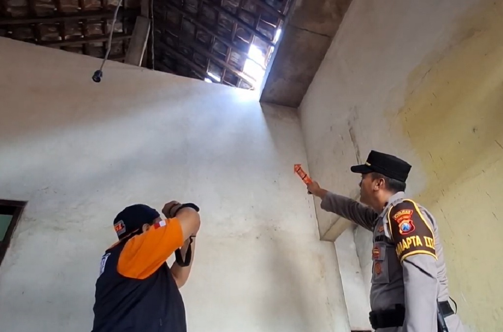 Mencekam! Balon Udara Liar Meledak di Atas Rumah Warga Tulungagung, Atap Hancur