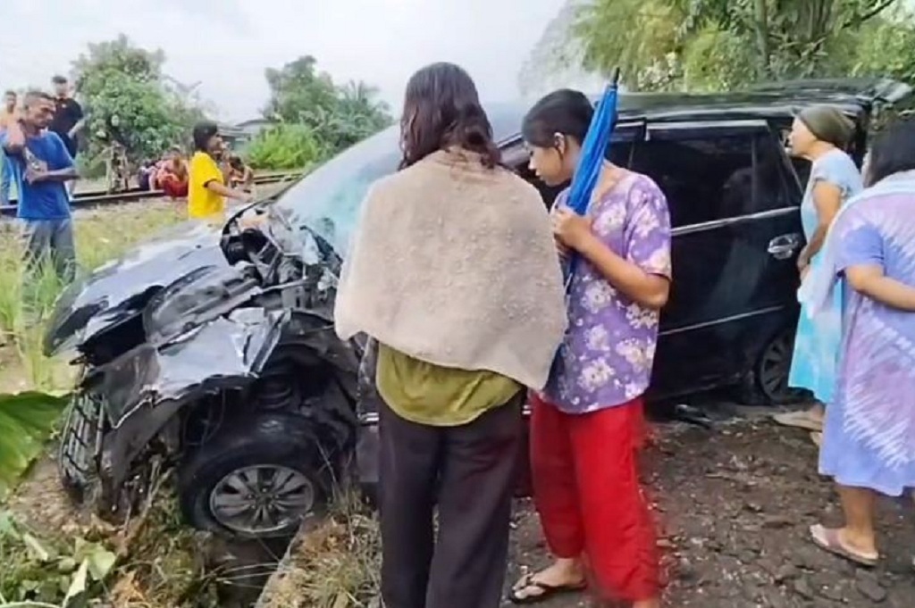 Kecelakaan Minibus Mati Mesin Ditabrak Kereta Api di Asahan, Sopir Langsung Loncat