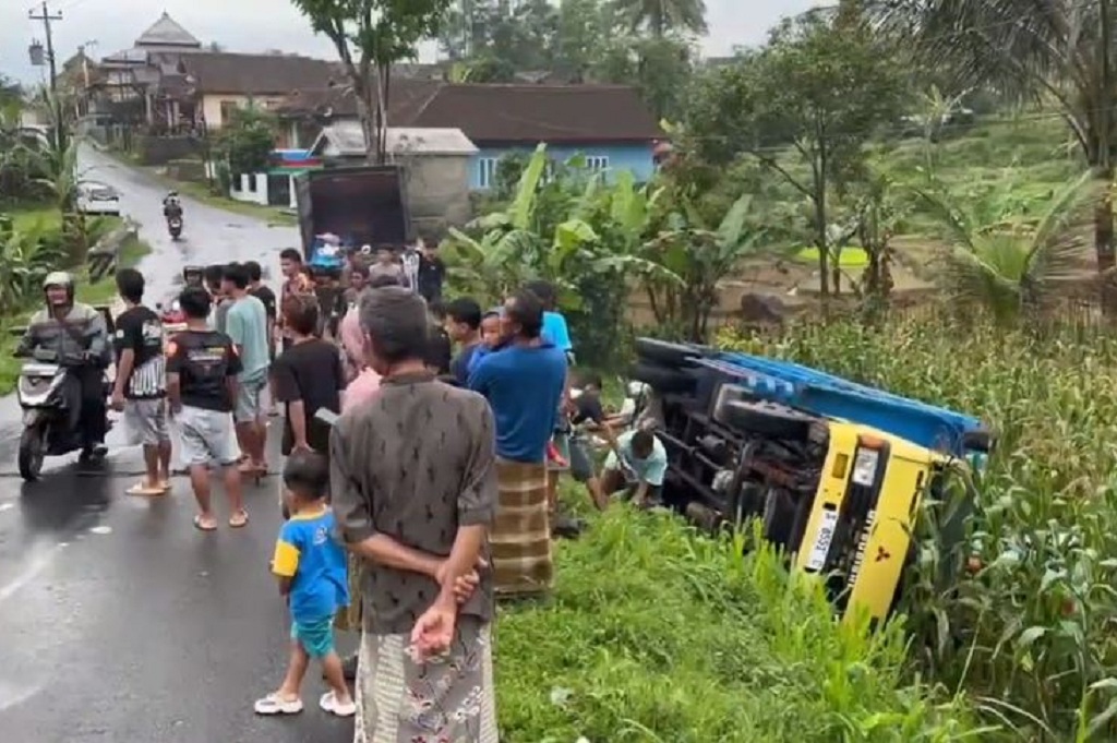 Kecelakaan di Batang, Truk Muatan 3 Ton Baja Ringan Terguling di Tanjakan Sirembel