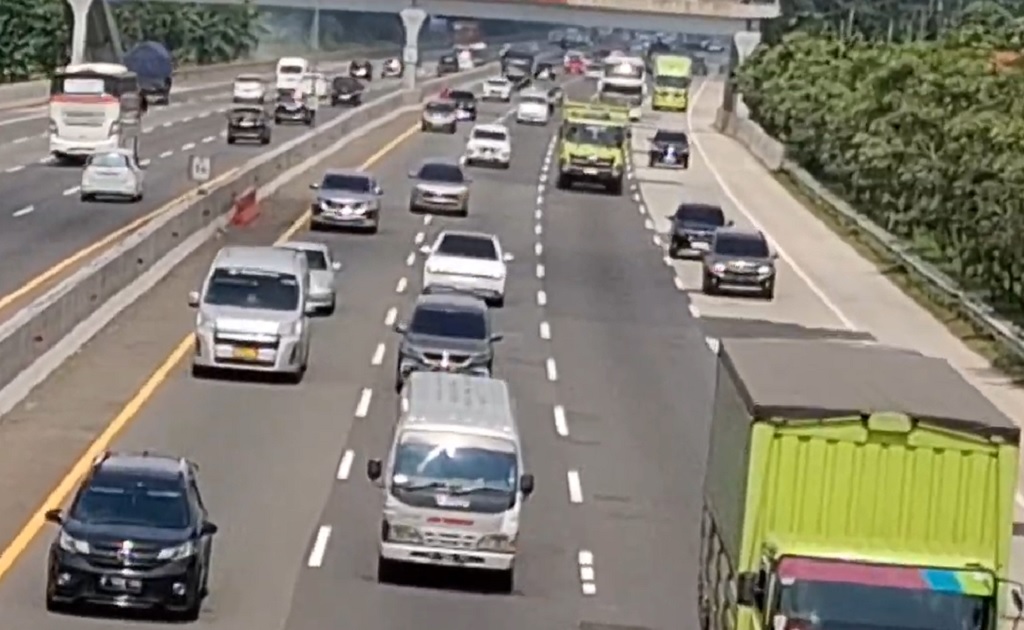 Arus Balik Libur Paskah, Tol Jakarta-Cikampek Dipadati Ribuan Kendaraan