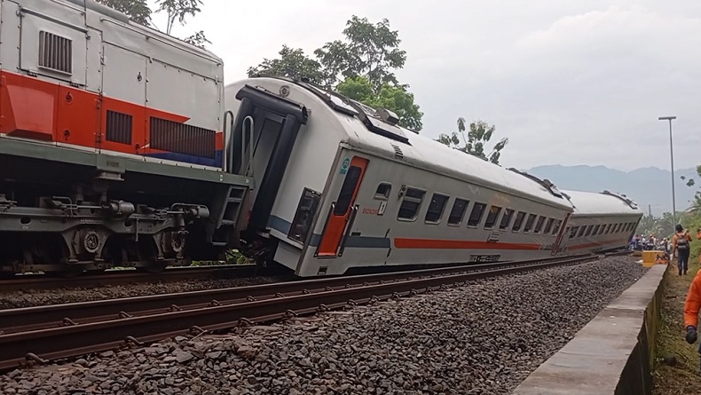 Evakuasi KA Bangunkarta Anjlok di Brebes, Sejumlah Perjalanan Dibatalkan