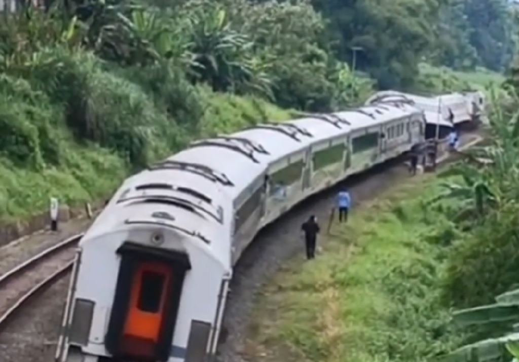 Jalur Tengah Lumpuh Imbas KA Bangunkarta Anjlok di Bumiayu Brebes, KAI Minta Maaf