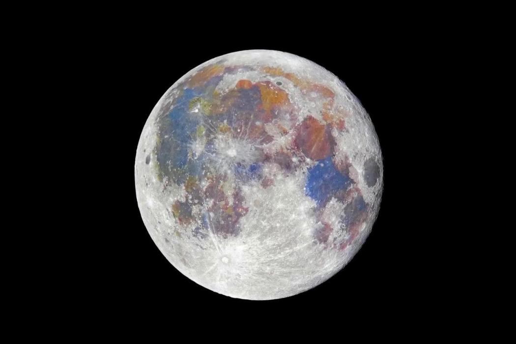 Viral Foto Bulan dengan Permukaan Berwarna Super Cantik, Ini Faktanya!