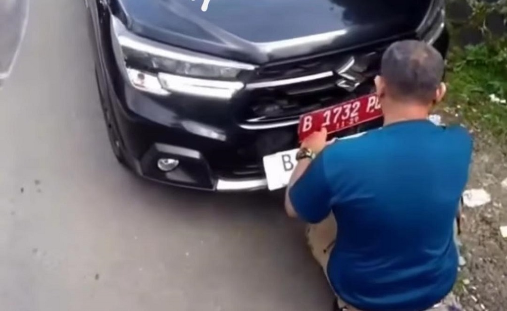 Viral Mobil Dinas Pemprov DKI Ketahuan Ganti Pelat Merah Jadi Putih di Puncak