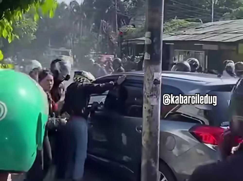 Mobil Seruduk Sejumlah Pemotor di Joglo Jakbar, Sopir jadi Sasaran Amuk Warga