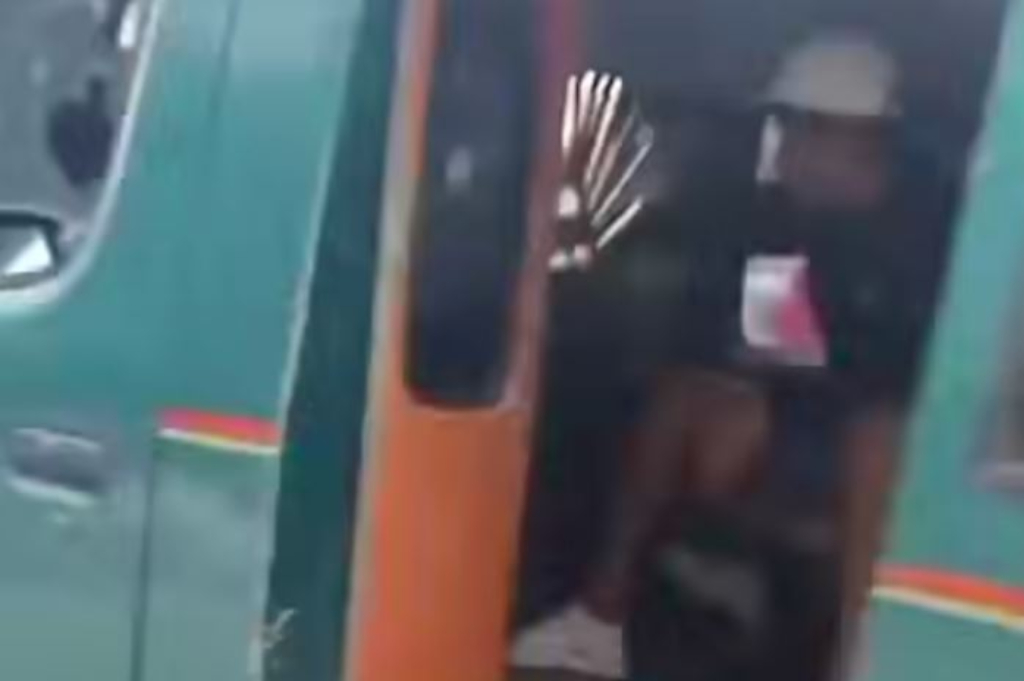 Mencekam! Aksi Begal Bersajam dalam Angkot di Medan, 2 Penumpang Perempuan Nekat Lompat
