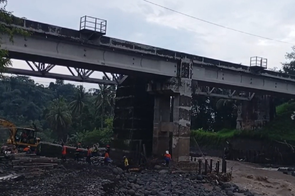 Pilar Jembatan KA di Sungai Pedes Brebes Tergerus Arus, Perjalanan Kereta Terganggu