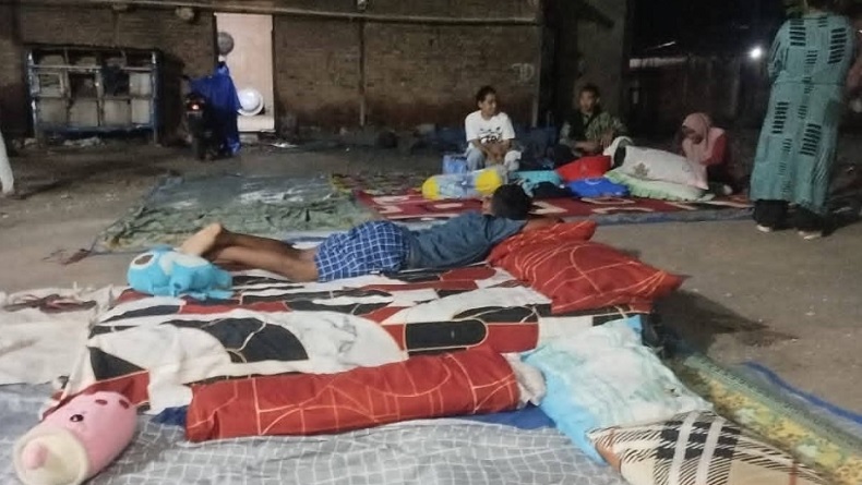 Khawatir Gempa Susulan, Warga Adonara NTT Dirikan Tenda Bertahan di Luar Rumah