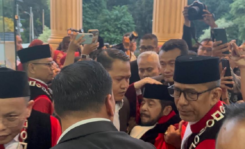 Anwar Usman Pingsan usai Wisuda Purnabakti di MK, Dibopong Saldi Isra dan Guntur Hamzah