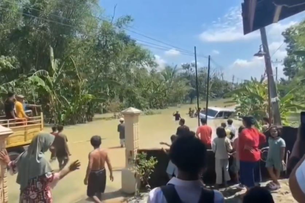 Dramatis! Minibus Nyaris Hanyut di Grobogan usai Nekat Terjang Banjir 1,5 Meter