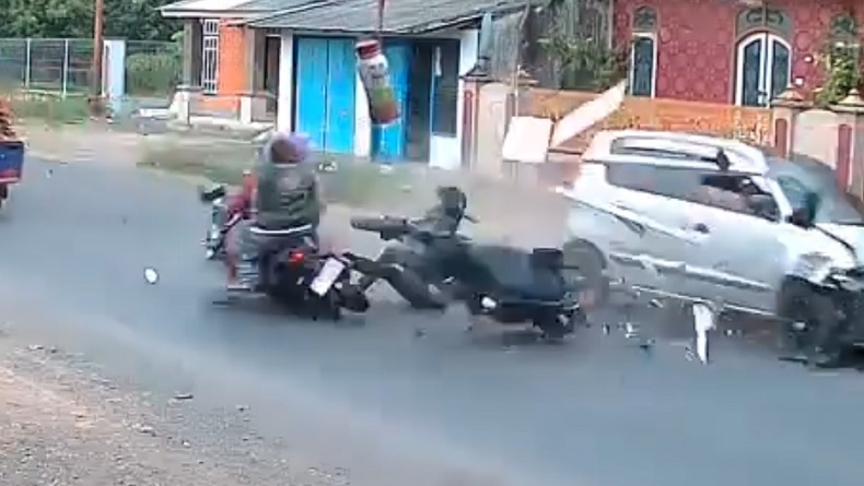 Tabrakan Beruntun 2 Motor dan Mobil di Jember Terekam CCTV, 4 Orang Luka