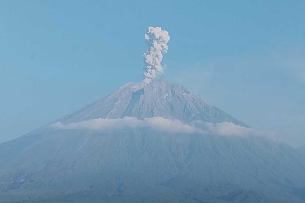 Gunung Semeru 9 Kali Meletus Hari Ini, Kolom Abu 500 Meter