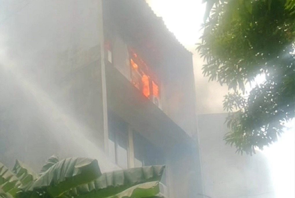  Kebakaran Asrama Polri di Kalideres, 40 Personel Damkar Berjibaku Padamkan Api