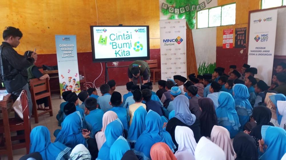 Peringati Hari Bumi, Siswa SD di Cibilik Sulap Barang Bekas jadi Media Tanam