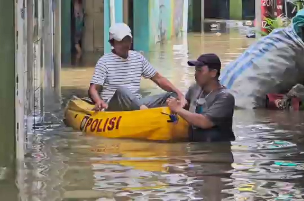 Banjir kembali Landa Kebon Pala Jaktim, Warga Terpaksa Naik Perahu