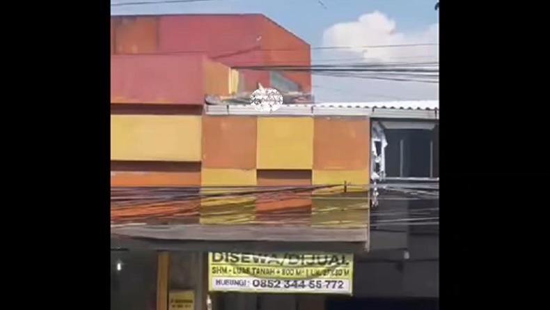 Tragis! Ambil Layang-Layang di Atap Gedung, Bocah di Jember Tewas Tersengat Listrik