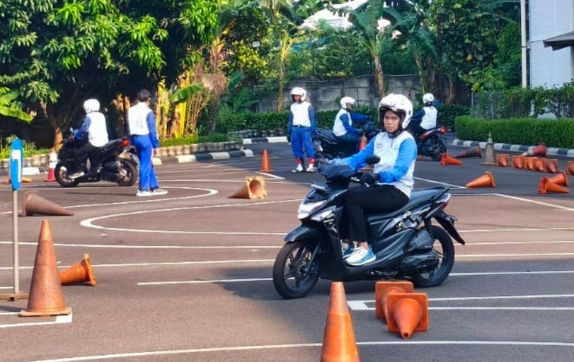 4 Tips Berkendara Motor Aman bagi Perempuan, Jangan Keliru Nyalakan Lampu Sein