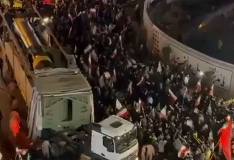 Unjuk Kekuatan, Iran Pamer Rudal Khorramshahr-4 di Tengah Ribuan Demonstran