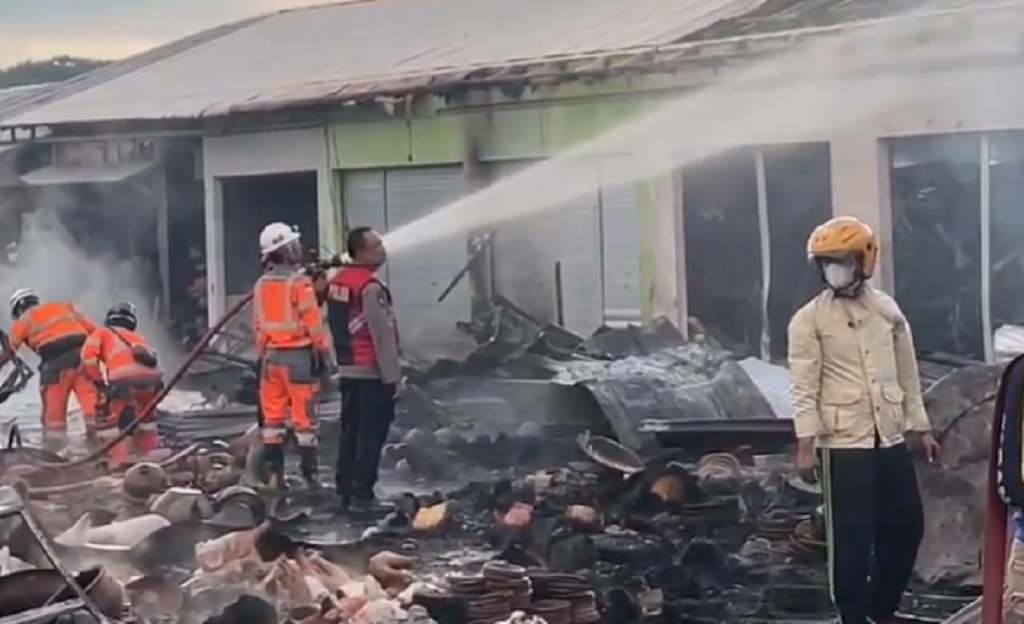 41 Kios di Pasar Baru Tuban Terbakar, Bupati Lindra Percepat Pemulihan Pedagang