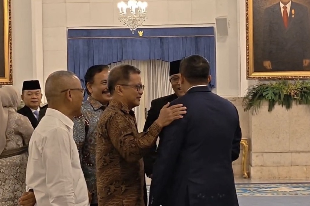 Akrab! Momen Rocky Gerung Tepuk Pundak Seskab Teddy di Istana