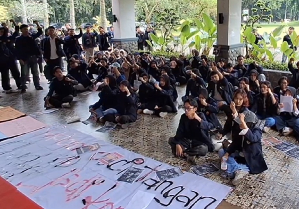 Mahasiswa Unej Demo Rektorat Tuntut Kenaikan UKT Dibatalkan