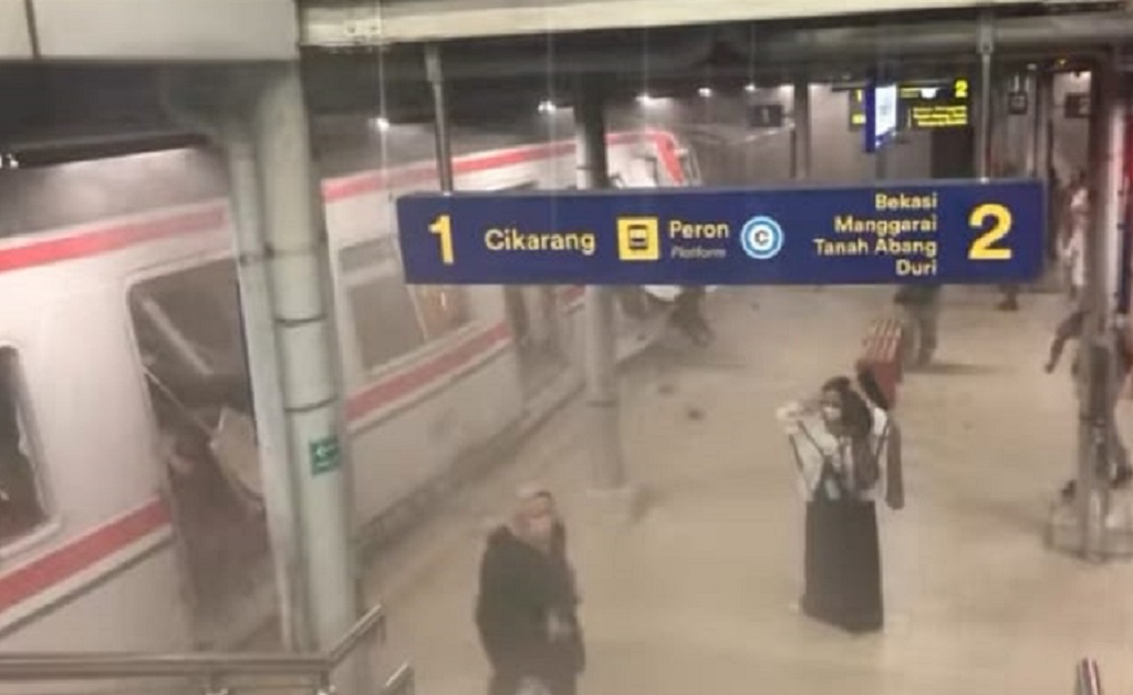 Breaking News: KRL Commuter Line Kecelakaan di Bekasi