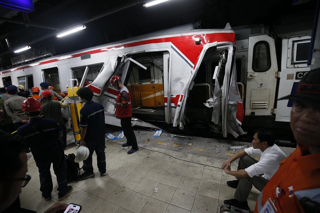Potret Dirut KAI Bobby Rasyidin Duduk Termenung di Depan KRL yang Ringsek Ditabrak KA Argo Bromo