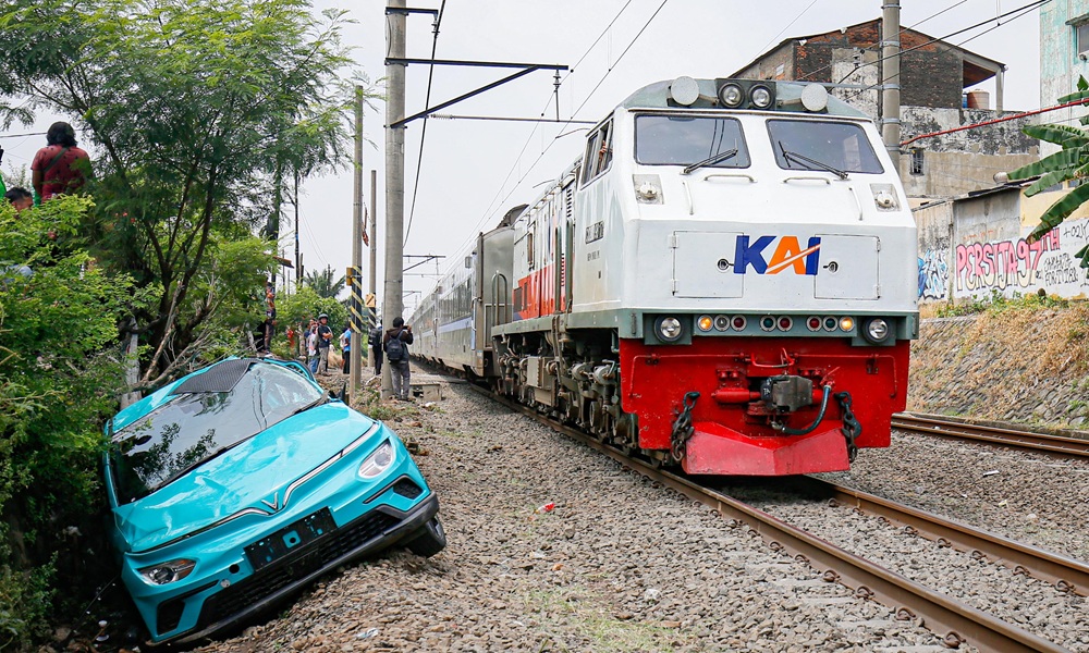 Komut KAI Wanti-Wanti Kendaraan di Perlintasan: Mobil Melintas saat Kereta Dekat Bisa Picu Mati Mesin