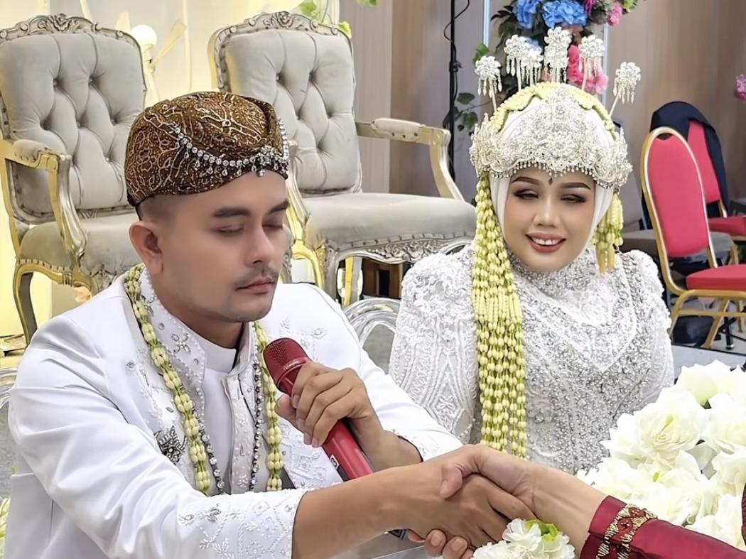 Ijab Kabul Pernikahan ke-6 Elly Sugigi dan Haqqi Jadi Sorotan, Netizen: Jujur Janggal!