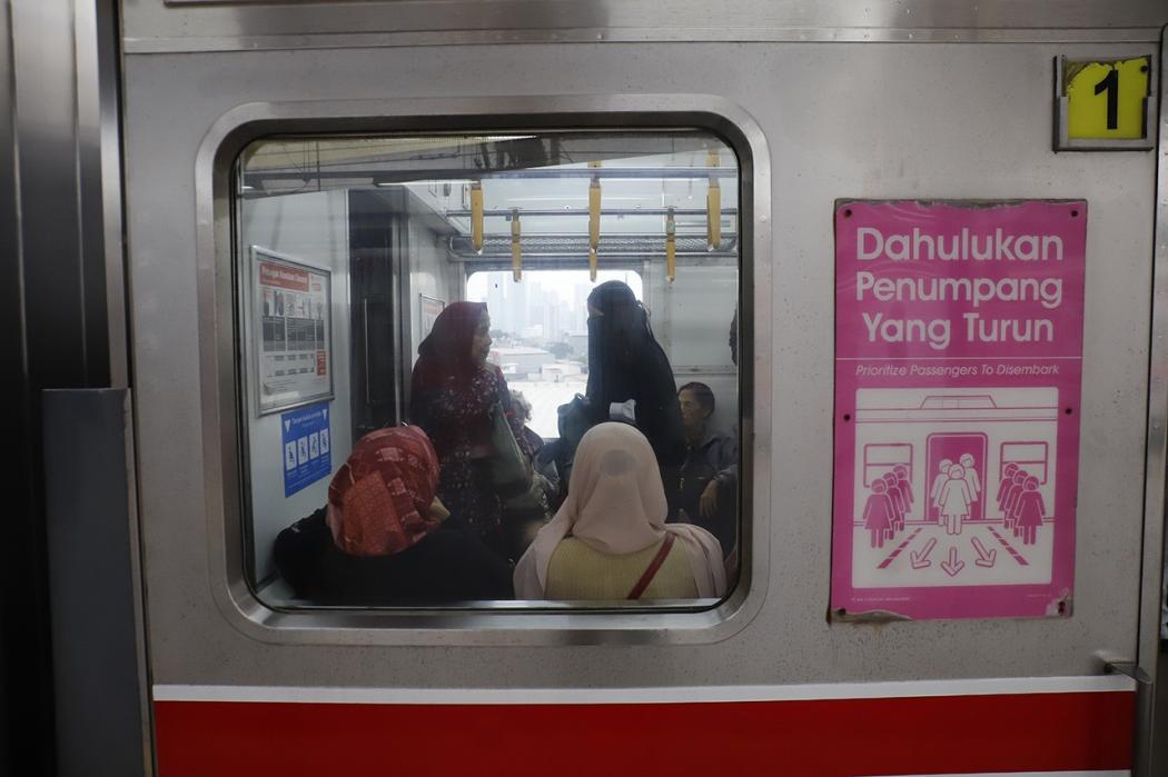 KRL Bogor-Jakarta Kota Dilempar Botol hingga Kaca Pecah, KAI Buru Pelaku