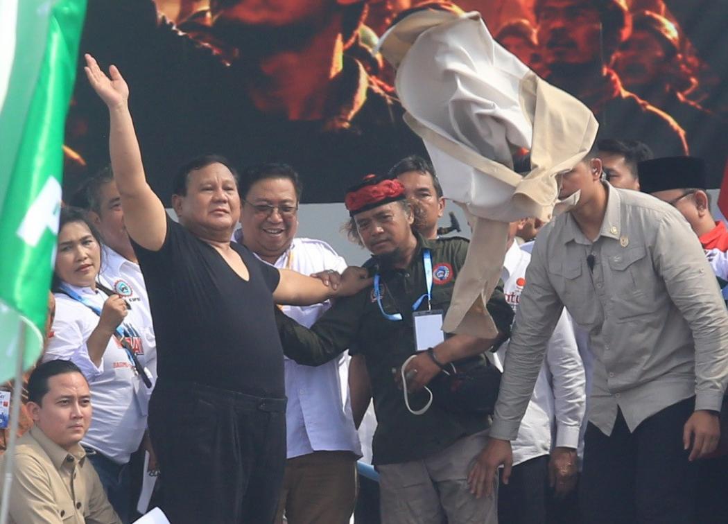 Momen Prabowo Lepas dan Lempar Baju ke Buruh, Massa Auto Rebutan!