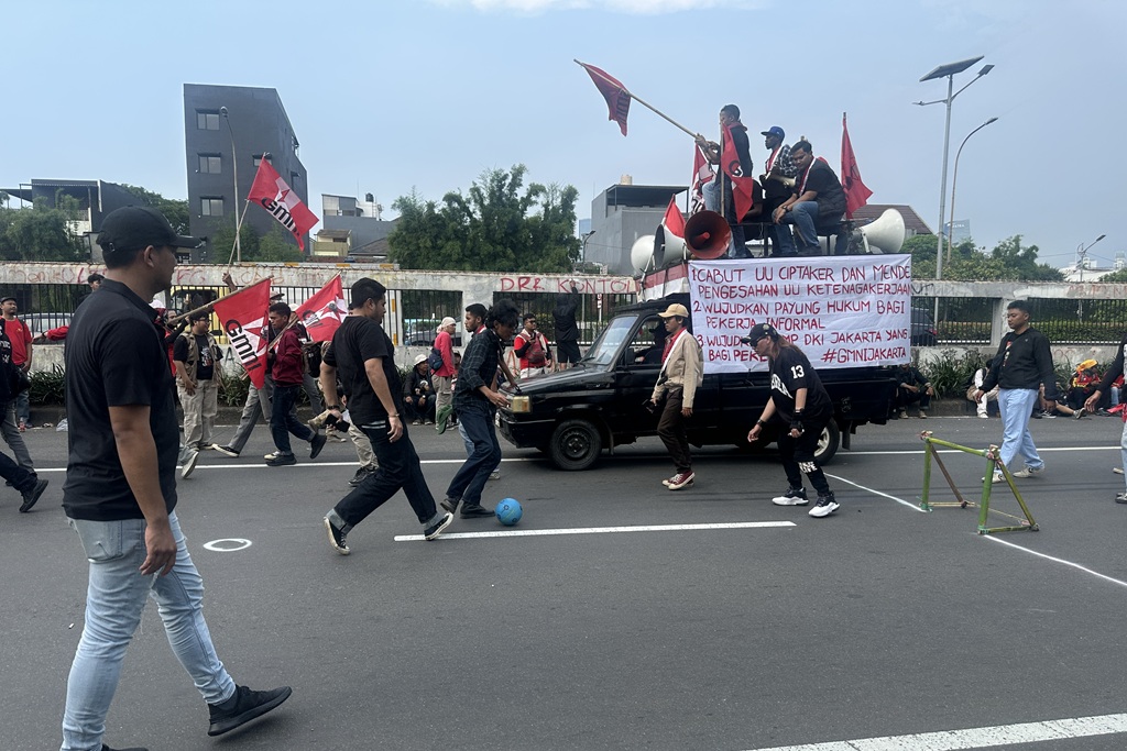 Momen Buruh Main Bola Bareng Polisi saat Demo May Day di DPR