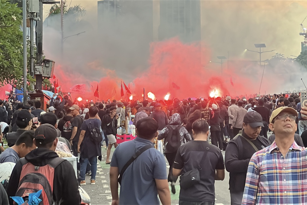 Demo May Day, Massa Buruh dan Mahasiswa Bakar Flare di Depan Gedung DPR