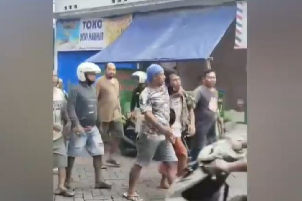 Kabur ke Gang Buntu, Maling Motor Bersarung Babak Belur Dihajar Warga Surabaya