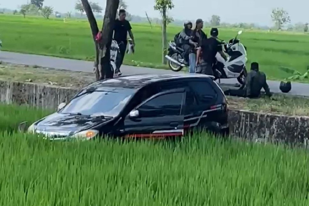 Ngeri! Kecelakaan Avanza Nyungsep ke Sawah gegara Sopir Gagal Belok di Bojonegoro