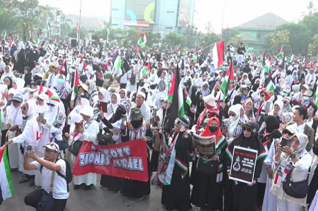 Ribuan Warga Bekasi Hadiri Aksi Solidaritas untuk Palestina, Doakan 4 Prajurit TNI Gugur
