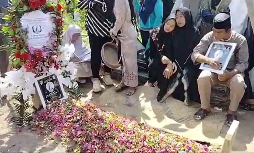 Isak Tangis Iringi Pemakaman dr Myta di OKU Selatan, Keluarga Desak Kemenkes Usut Tuntas