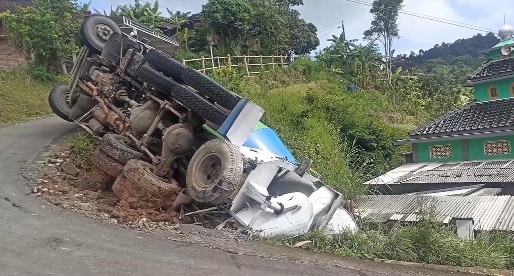 Kecelakaan di Semarang, Truk Molen Terguling Nyaris Timpa Musala