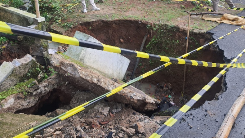 Hujan Deras, Jalan dan Jembatan Penghubung Cikalongwetan–Cipeundeuy Bandung Ambles
