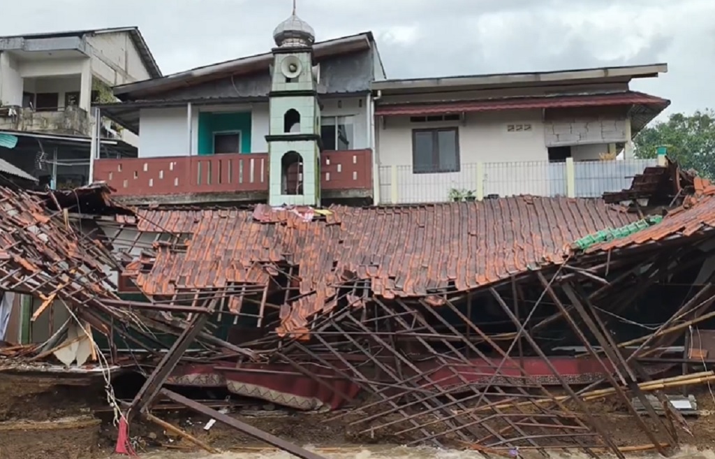 Banjir Luapan Sungai Cikaret Bogor, 2 Masjid dan Jembatan Ambruk