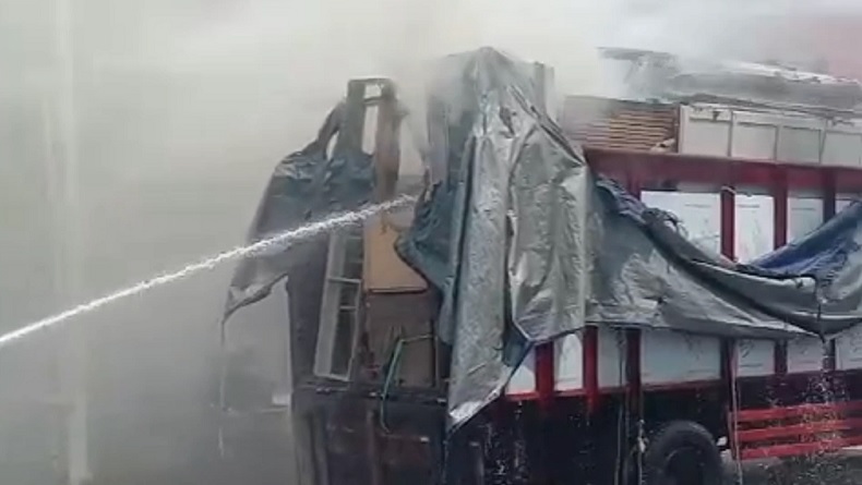 Truk Mebel Terbakar di SPBU Sedati Gede Sidoarjo, Warga dan Pengendara Panik
